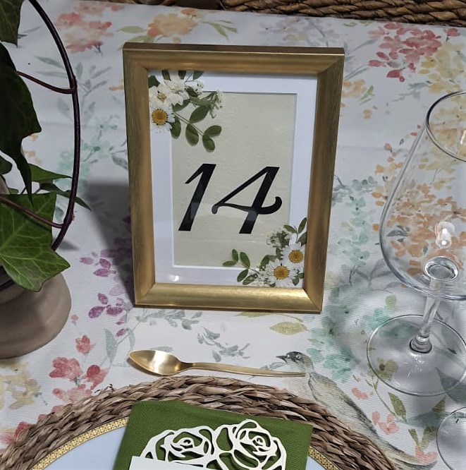 MARCO DORADO CON FLORES PRENSADAS