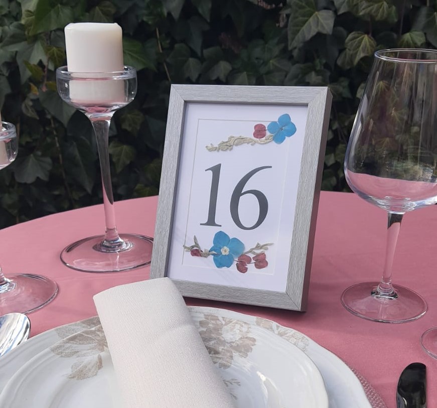 MARCO PLATEADO CON FLORES PENSADAS